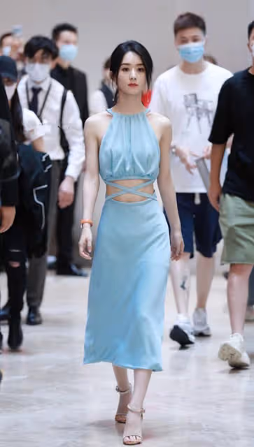 有種性感叫趙麗穎少女背，穿小黑裙真放得開，身材誘人不像生過娃