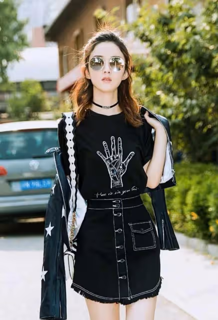 有種性感叫趙麗穎少女背，穿小黑裙真放得開，身材誘人不像生過娃