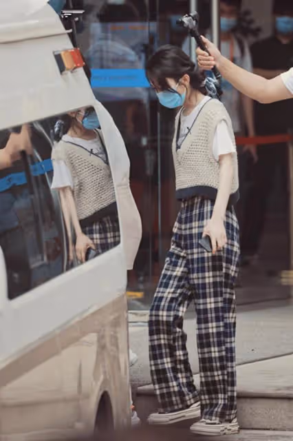 有種性感叫趙麗穎少女背，穿小黑裙真放得開，身材誘人不像生過娃