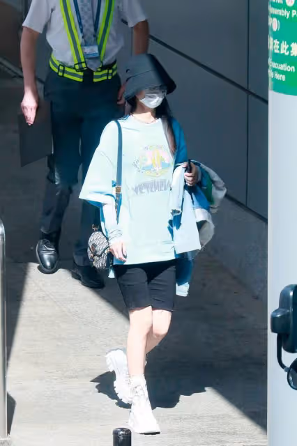 有種性感叫趙麗穎少女背，穿小黑裙真放得開，身材誘人不像生過娃