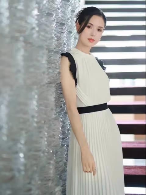 看了詠梅、李若彤,突然就不怕變老了:體態佳、衣得體,美得高級