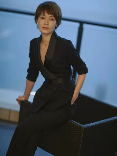 觀察馬伊琍、海清的打扮,我悟了:妝發得體、穿衣簡單,更洋氣