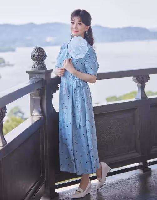看了69歲趙雅芝，我悟了：色不過三、穿衣松而不垮，想不美都難