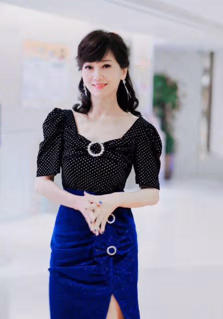 看了69歲趙雅芝,我悟了:色不過三、穿衣松而不垮,想不美都難