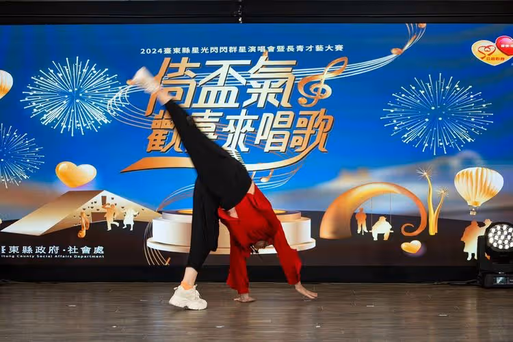 金曲歌后張秀卿主持拚老命！　53歲翻跟斗畫面曝光