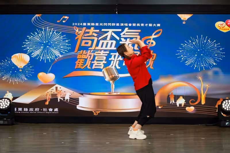 金曲歌后張秀卿主持拚老命！　53歲翻跟斗畫面曝光