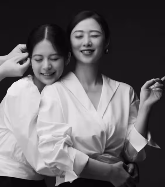 翁虹520曬全家福,16歲女兒顏值超高比媽媽還美,身高超一米七