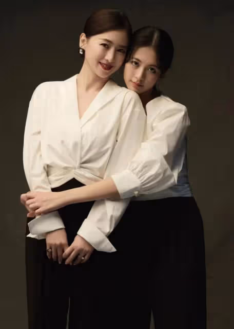 翁虹520曬全家福,16歲女兒顏值超高比媽媽還美,身高超一米七
