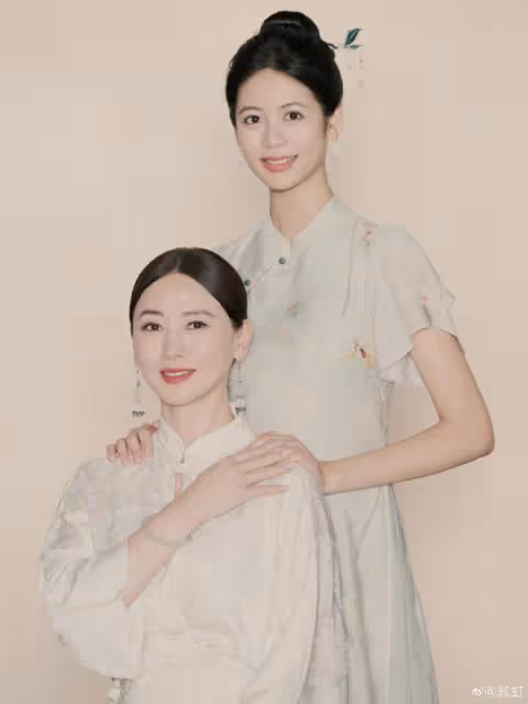 翁虹520曬全家福,16歲女兒顏值超高比媽媽還美,身高超一米七