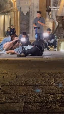 那英錄影慘摔倒地「工作人員繼續拍」!出意外50秒片曝光陸網氣炸