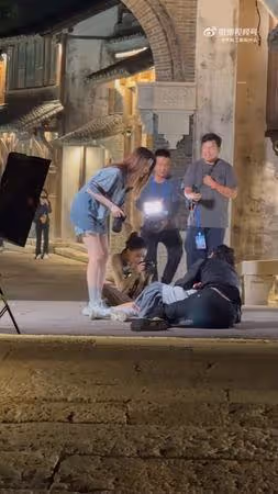 那英錄影慘摔倒地「工作人員繼續拍」!出意外50秒片曝光陸網氣炸
