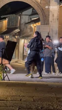 那英錄影慘摔倒地「工作人員繼續拍」!出意外50秒片曝光陸網氣炸