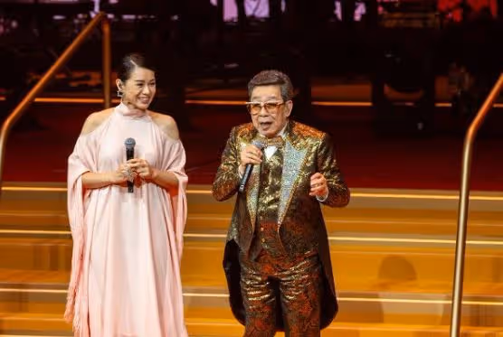 92歲TVB男星開唱,再破高齡紀錄!胡杏兒大讚:高大有型靚仔