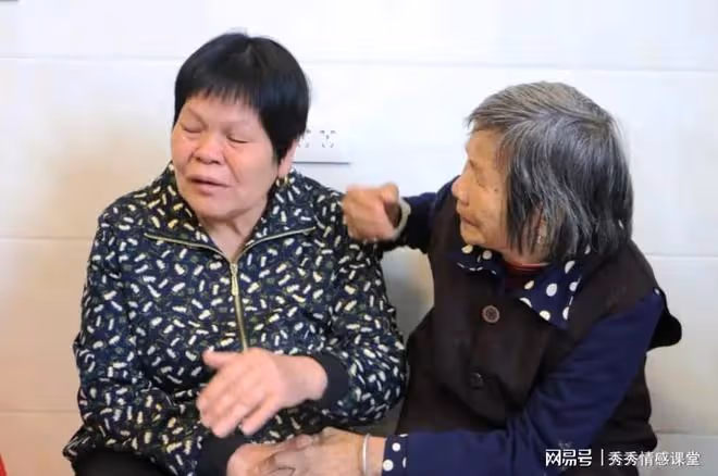 奶奶去世後留下十萬塊錢,二嬸要平分,我媽:我那份給他姑
