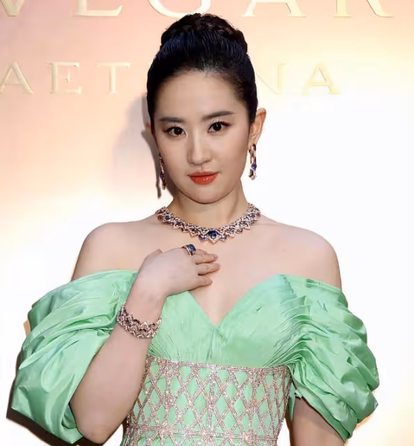 羅馬這一夜，「肉乎乎」的劉亦菲，打了多少「白瘦幼」女星的臉