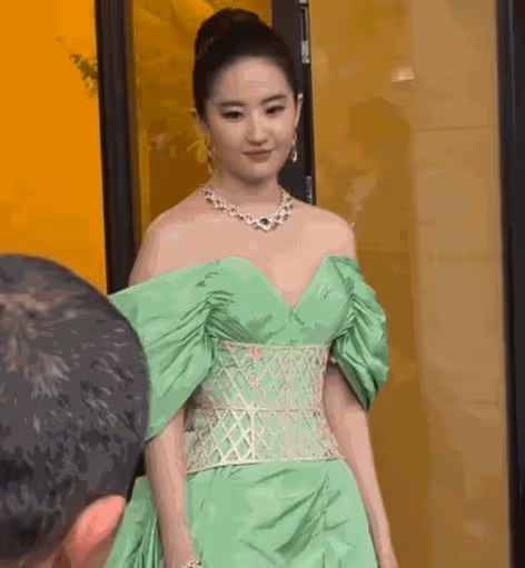 羅馬這一夜，「肉乎乎」的劉亦菲，打了多少「白瘦幼」女星的臉