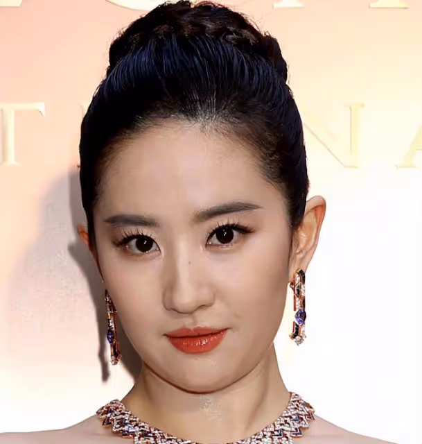 羅馬這一夜，「肉乎乎」的劉亦菲，打了多少「白瘦幼」女星的臉