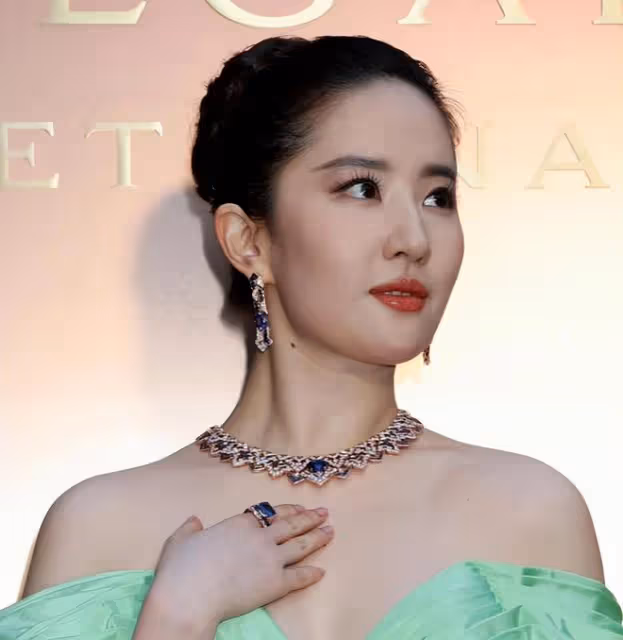 羅馬這一夜，「肉乎乎」的劉亦菲，打了多少「白瘦幼」女星的臉