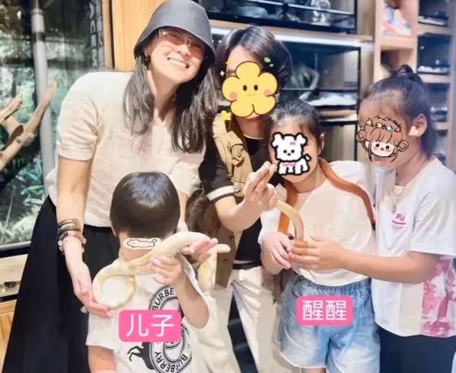 章子怡帶兒女勇逛爬寵店，笑容滿面，未受汪峰新戀情影響