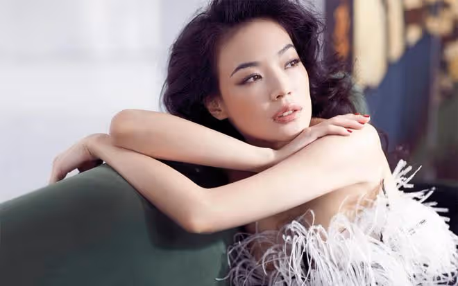 舒淇穿頂級高定，與劉亦菲、安妮海瑟薇同框，現場遭擠壓顯無奈