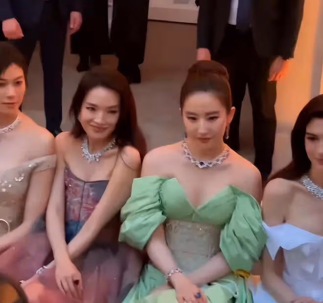 舒淇穿頂級高定，與劉亦菲、安妮海瑟薇同框，現場遭擠壓顯無奈