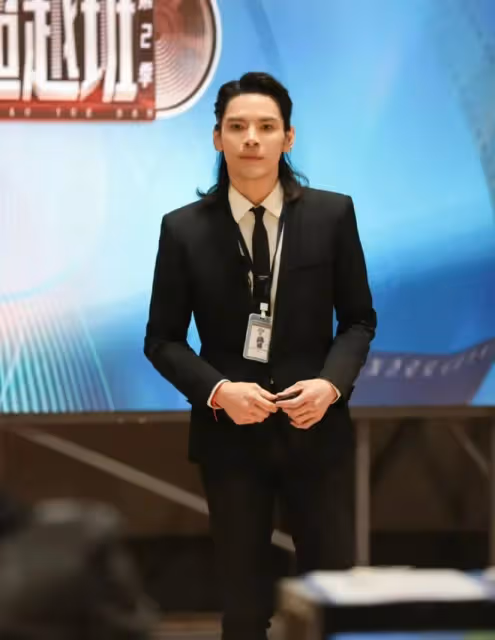 網傳李佳琦參加《披哥4》，不帶貨轉行唱跳，網友評論出奇一致