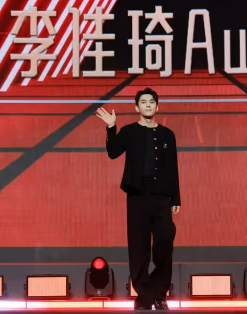 網傳李佳琦參加《披哥4》，不帶貨轉行唱跳，網友評論出奇一致