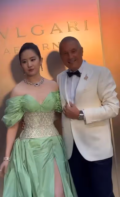 36歲劉亦菲和48歲舒淇同框，珠圓玉潤和鬆弛感的差別出來了