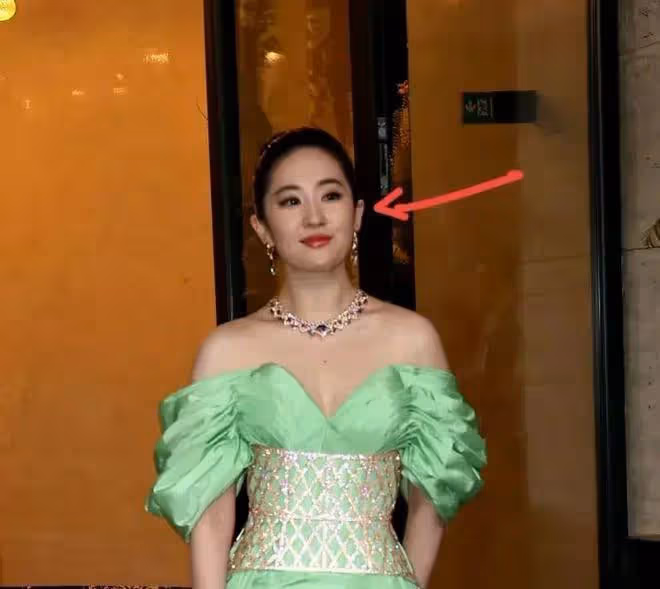 36歲劉亦菲和48歲舒淇同框，珠圓玉潤和鬆弛感的差別出來了