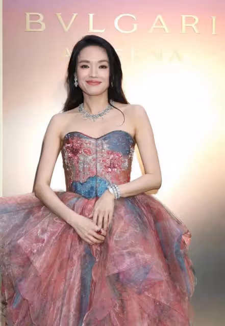 36歲劉亦菲和48歲舒淇同框，珠圓玉潤和鬆弛感的差別出來了