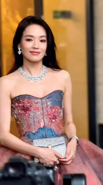 36歲劉亦菲和48歲舒淇同框，珠圓玉潤和鬆弛感的差別出來了