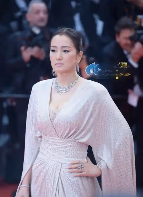 36歲劉亦菲和48歲舒淇同框，珠圓玉潤和鬆弛感的差別出來了
