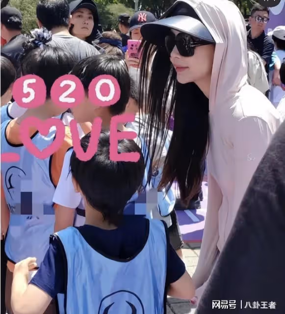 baby帶兒子做公益！7歲小海綿身高驚人，生活落魄帽子變舊發黃