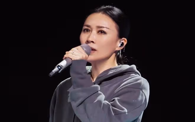 那英《萌探》錄製意外摔倒，直播回應無大礙，向佐細心保護顯暖心