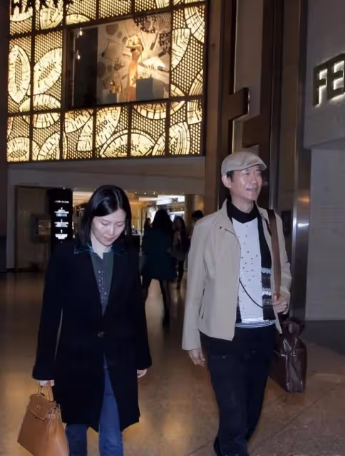 鄭少秋寧願三婚也要娶的妻子，居然是熟悉的她！59歲穿黑衣難掩貴婦美