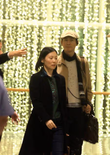 鄭少秋寧願三婚也要娶的妻子，居然是熟悉的她！59歲穿黑衣難掩貴婦美