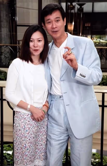 鄭少秋寧願三婚也要娶的妻子，居然是熟悉的她！59歲穿黑衣難掩貴婦美