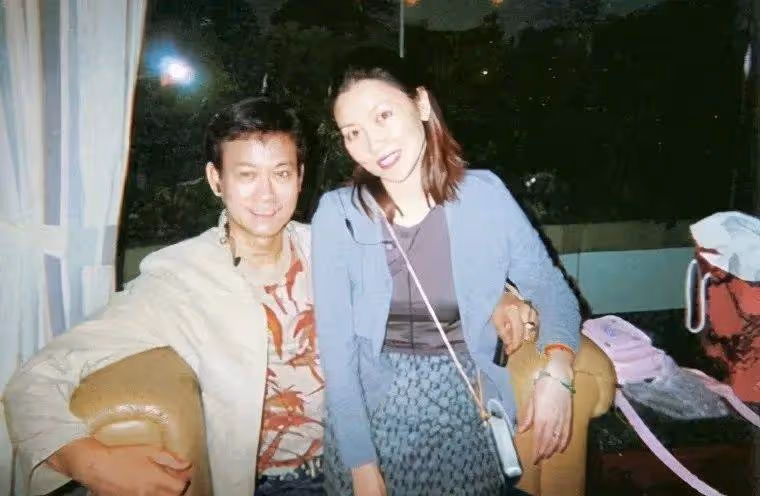 鄭少秋寧願三婚也要娶的妻子，居然是熟悉的她！59歲穿黑衣難掩貴婦美