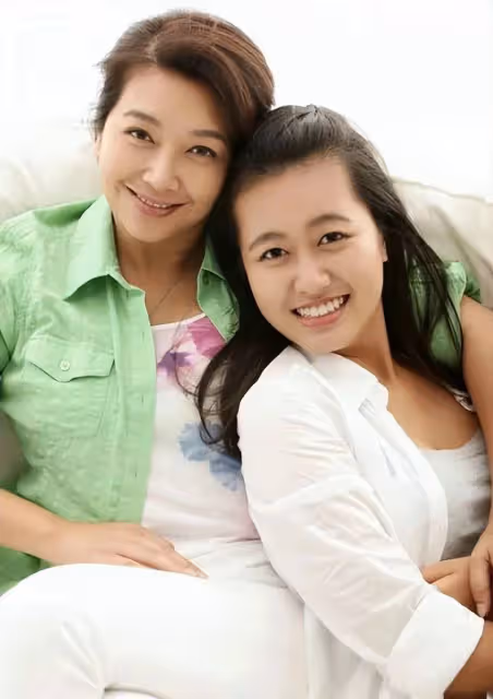 55歲江珊同框25歲女兒，倆人看著像姐妹，女兒顏值氣質不如媽媽