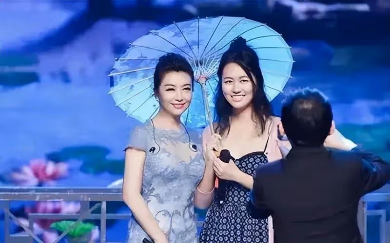 55歲江珊同框25歲女兒，倆人看著像姐妹，女兒顏值氣質不如媽媽