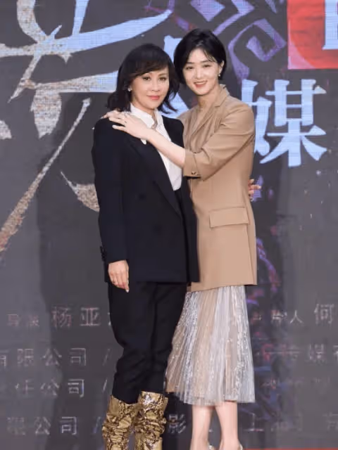 劉嘉玲和蔣欣同框，一個像大媽，一個似少女，大骨架美人也可以很美