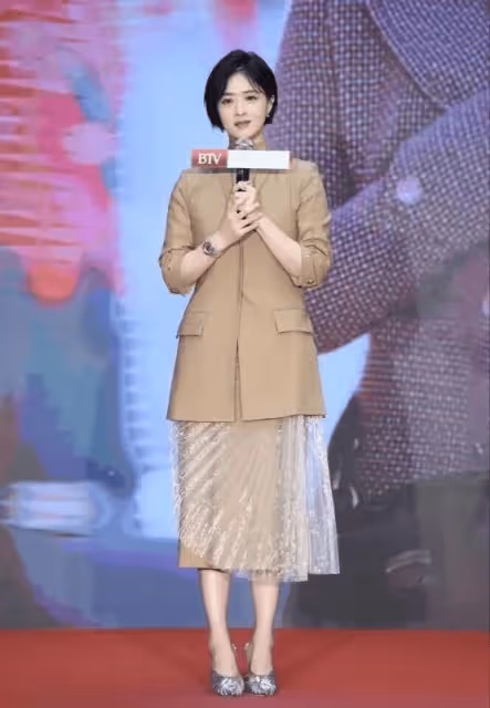 劉嘉玲和蔣欣同框，一個像大媽，一個似少女，大骨架美人也可以很美