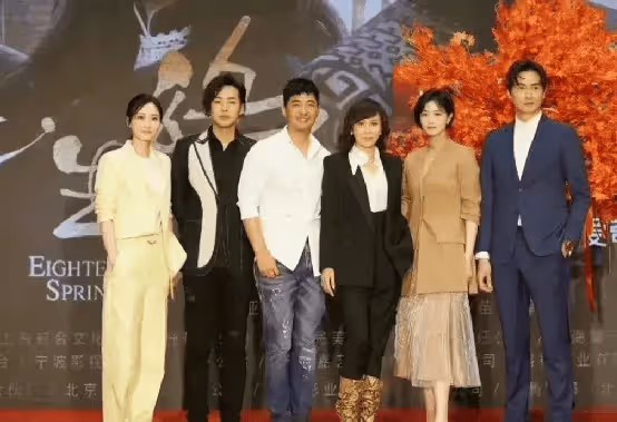 劉嘉玲和蔣欣同框，一個像大媽，一個似少女，大骨架美人也可以很美