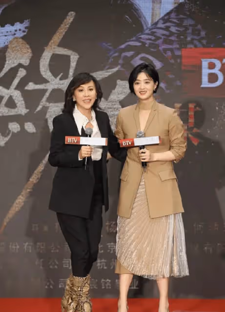 劉嘉玲和蔣欣同框，一個像大媽，一個似少女，大骨架美人也可以很美