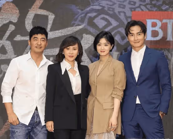 劉嘉玲和蔣欣同框，一個像大媽，一個似少女，大骨架美人也可以很美