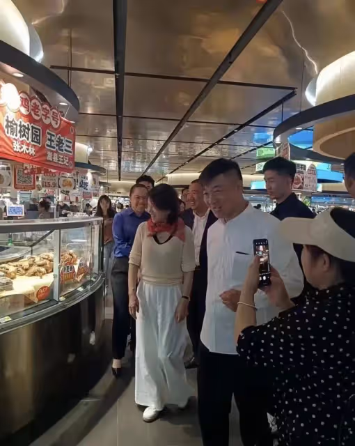 郭晶晶和董明珠越來越像了,就連氣質風格也差不多,職業風盡顯女強人本色