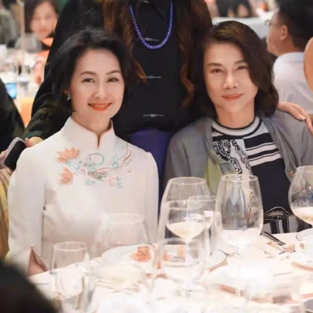 郭晶晶和董明珠越來越像了,就連氣質風格也差不多,職業風盡顯女強人本色