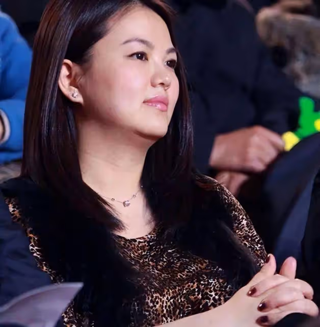李湘坎城「重裝」亮相,身材發福富態十足!黑色造型也救不了場?
