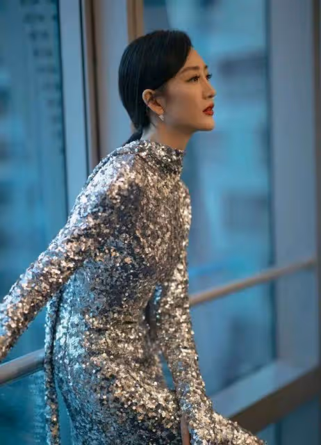 王鷗才是「氣場女王」,一襲銀色亮片連衣裙配馬尾辮,優雅又迷人