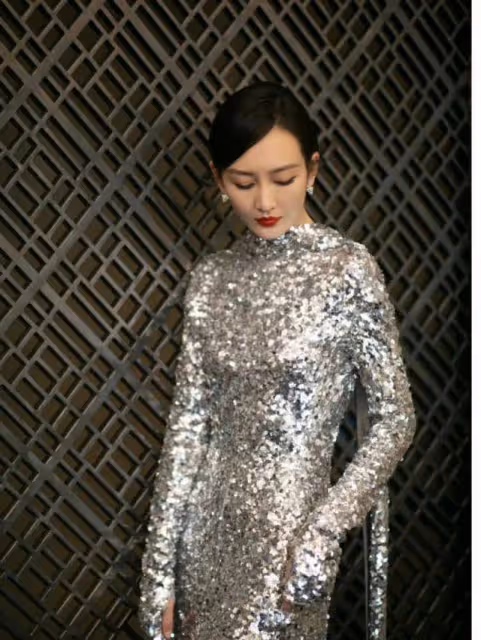 王鷗才是「氣場女王」,一襲銀色亮片連衣裙配馬尾辮,優雅又迷人